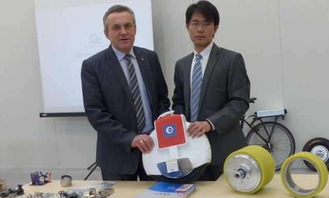 Prezydent Roman Wojcieszek i Jiawei Zhou z firmy Strong Magnets, która w Skarżysku będzie produkować magnesy.
