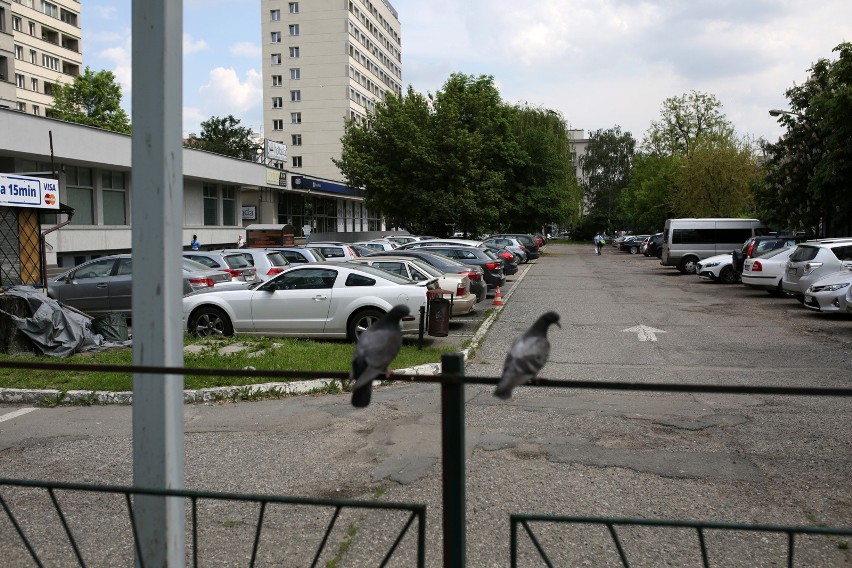 Zamiast Rynku Krowoderskiego nadal będą miejsca postojowe....