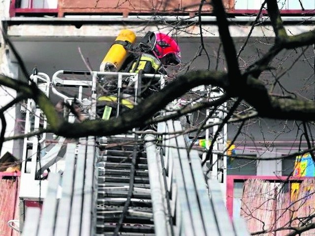 By szybko dotrzeć na balkon strażacy w działaniach wykorzystali drabinę hydrauliczną.