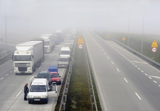Wypadek na autostradzie A4 z powodu gęstej mgły. Zdjęcie ilustracyjne