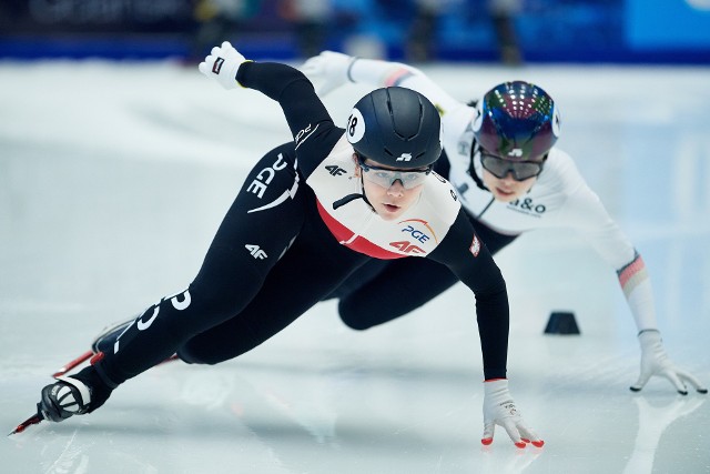 Nikola Mazur (z lewej) zakwalifikowała się do decydującego wyścigu podczas ME w short tracku w gdańskiej hali Olivia