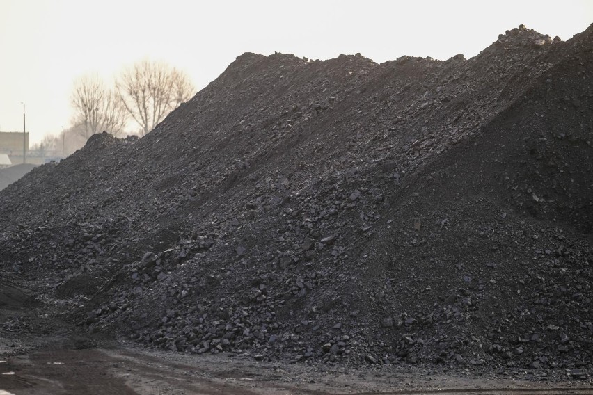 Ceny węgla spadły nawet o prawie 2000 zł za tonę. Kto może,...