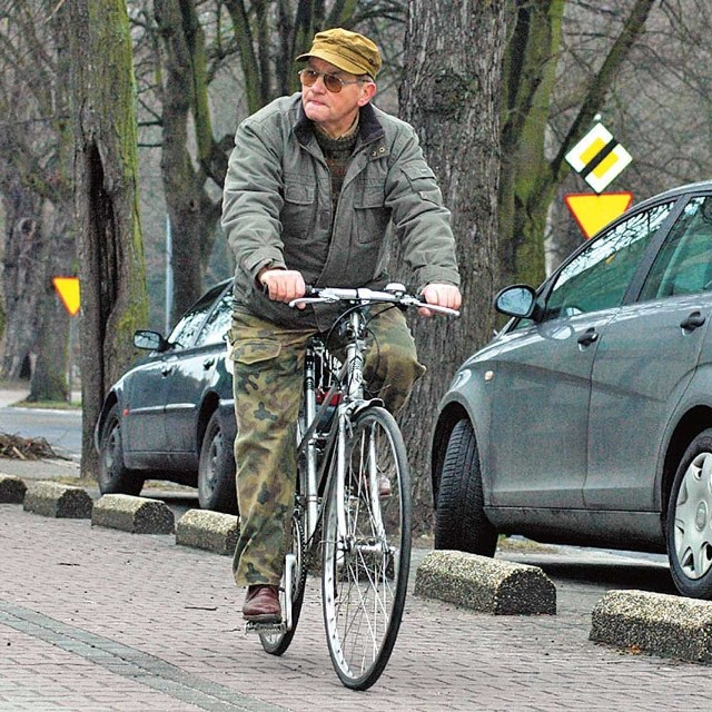 Krystian Grzesik jeździ na rowerze przez cały rok &#8211; Codziennie robię około 15-20 kilometrów i wiem, że dziś przejechać bezpiecznie przez Kołobrzeg jest prawie niemożliwe &#8211; mówi.