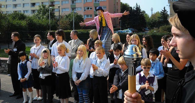 Inauguracja roku szkolnego 2009/2010 w International School of Bydgoszcz. Tak placówka rozpoczynała działalność. Większe imprezy do dzisiaj organizuje się na zewnątrz budynku (o ile pogoda dopisze), ponieważ szkoła nie ma auli, sali gimnastycznej, gdzie m