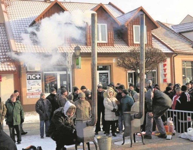 Na Rynku w Niepołomicach pokazano różnicę w sposobach palenia