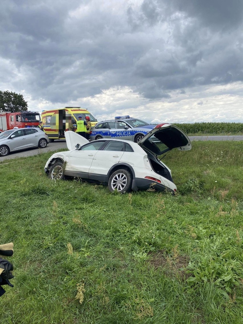 Wypadek w Gniazdowie na DW 677. 9.08.2023 samochód wypadł z drogi, zakończył jazdę w przydrożnym rowie