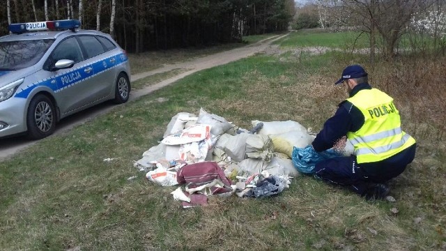 Powiat bełchatowski. Policjanci po raz kolejni namierzyli osobę, która urządziła dzikie wysypisko śmieci. Jak im się to udało? Czytaj na następnych slajdach!