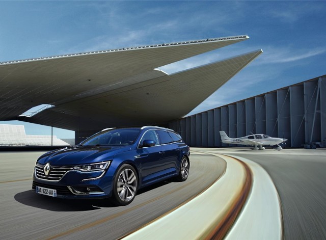 Renault Talisman Grandtour / Fot. RenaultRenault mierzy coraz wyżej. Właśnie zaprezentowało następcę Laguny III Grandtour. Oficjalna premiera modelu Talisman Grandtour będzie miała miejsce podczas salonu IAA we Frankfurcie.4,86-metrowe kombi będzie oferowane obok Talismana w wersji sedan. Powiększona przestrzeń bagażowa nie zaburzyła linii nadwozia. Kufer mieści 572 litry, a po złożeniu oparcia kanapy rośnie do niemal 1700 litrów. Kolejne 25 litrów pomieszczą skrytki w kabinie.