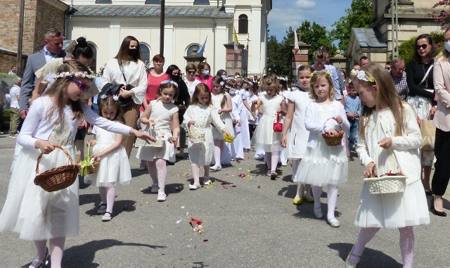 W trakcie procesji Bożego Ciała tradycyjnie dziewczynki w pierwszokomunijnych sukienkach sypią kwiaty.