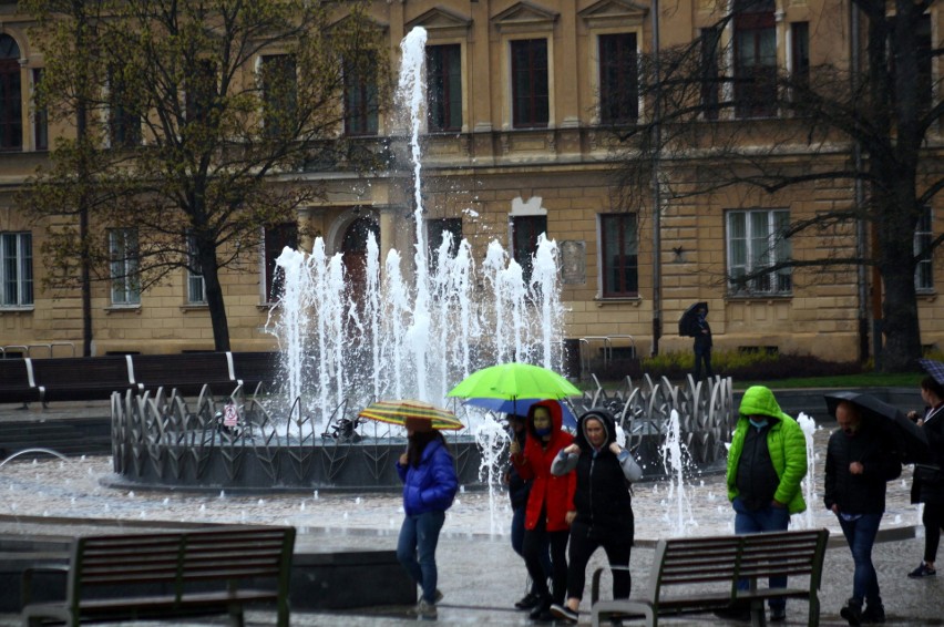 Lublin: Majówka w deszczu i pod parasolem. Za to z lodem w ręku! Zobacz zdjęcia ze spaceru po centrum miasta