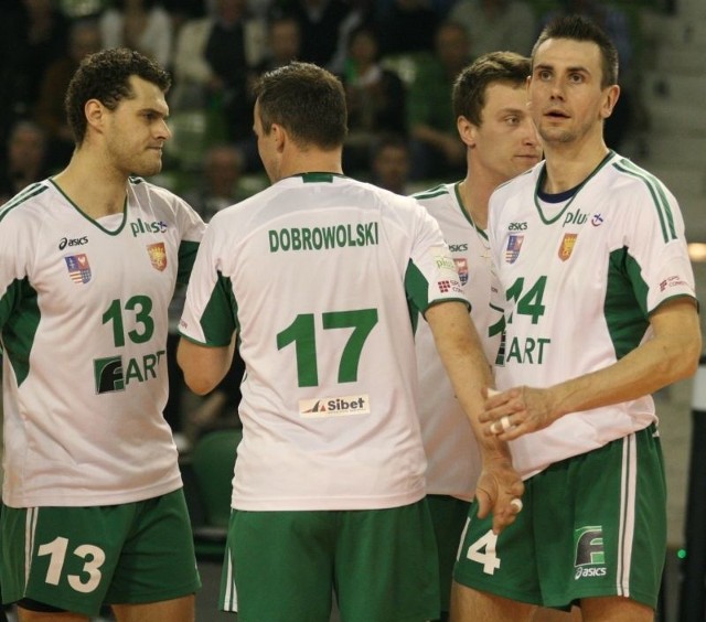 Piotr Łuka (pierwszy z lewej) i Robert Szczerbaniuk (pierwszy z prawej) nie zagrają w Farcie Kielce w następnym sezonie. Wcześniej kielecką drużynę opuścił Maciej Dobrowolski.