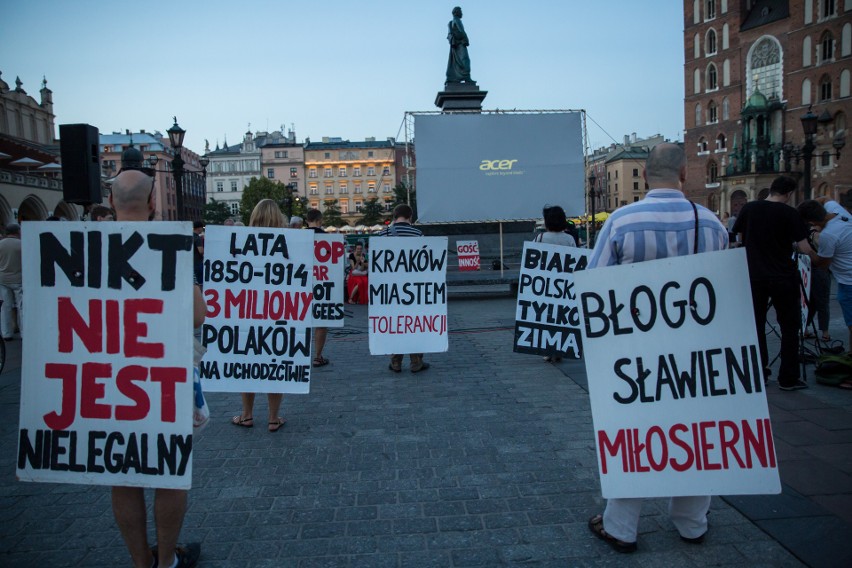 "Bój się Boga nie uchodźców". Happening KOD w Krakowie [ZDJĘCIA, WIDEO]