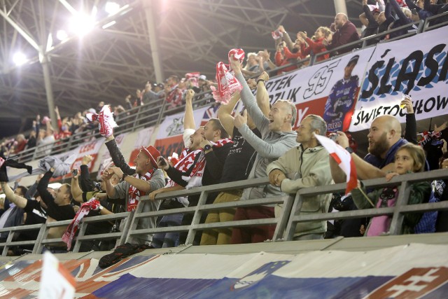 Dziś i jutro w Toruniu odbędą się finałowe turnieje Grand Prix (początek zawsze o 19). Kibice wybierający się na stadion powinni pamiętać o zasadach sanitarnych, które będą obowiązywały podczas zawodów na Motoarenie. Oprócz obostrzeń są jednak i przywileje - na fanów speedwaya czeka darmowa komunikacja miejska. Zobacz najważniejsze informacje przed Grand Prix w Toruniu! ->>>Czytaj również:Wielkie święto fanów żużla. Tak kibicowaliście rok temu na Motoarenie! [zdjęcia]Anna i Robert Lewandowscy. Piękni, młodzi, bogaci i szczęśliwi. Mamy prywatne zdjęcia!