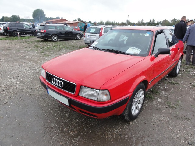 1. Audi 80. Silnik 2,0 benzyna+gaz, rok produkcji 1995, cena 4800 zł.
