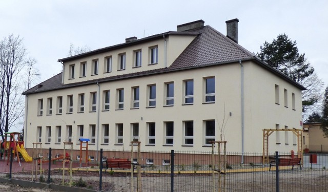 Regionalna Placówka Opiekuńczo-Wychowawcza w Kazimierzy Wielkiej mieści się w budynku byłej „dwójki”. Obiekt ma nową elewację, zmieniło się też otoczenie.