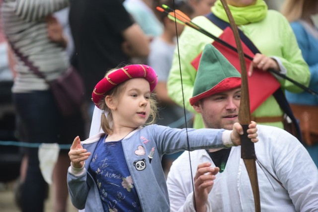 Majówka Rycerska na Zamku Krzyżackim potrwa do 3 maja. Codziennie od 10 do 18 odbywać się będzie tutaj Jarmark Regionalny, inscenizacje historyczne i pokazy walk rycerskich. Jeszcze dziś do godz. 19 m.in. pokaz turnieju rycerskiego – przybycie czeskich wojsk do Torunia 1410, 2 maja między 15 a 18 inscenizacje historyczne opowiadające wspólną historię Polski i Czech 1410, a 3 maja całość zakończy uroczysta parada historyczna z pocztem Chorągwi Husarskiej Województwa Kujawsko-Pomorskiego, która między 15 a 16 przejdzie ulicami starówki.Zobacz także:Toruńskie Sukiennice: czy to się opłaca?Zmiany w opiece medycznej w ToruniuNiebezpieczne miejsca na ulicach ToruniaNowosciTorun