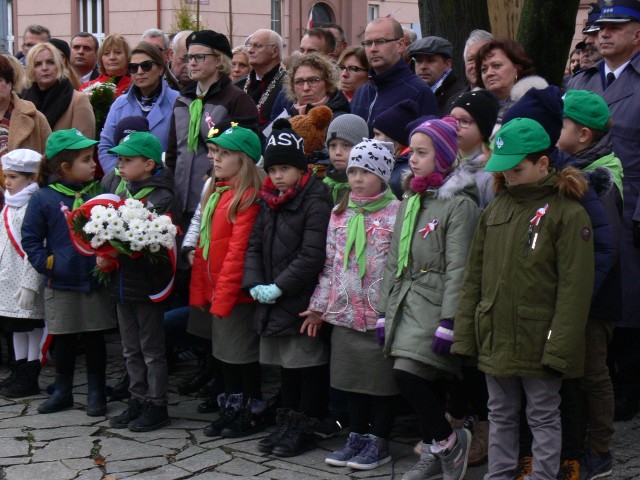 Ponad tysiąc mieszkańców, w tym zuchy i przedszkolaki  z kotylionami i biało - czerwonymi flagami wzięło udział w uroczystych obchodach Narodowego Święta Niepodległości w Sandomierzu