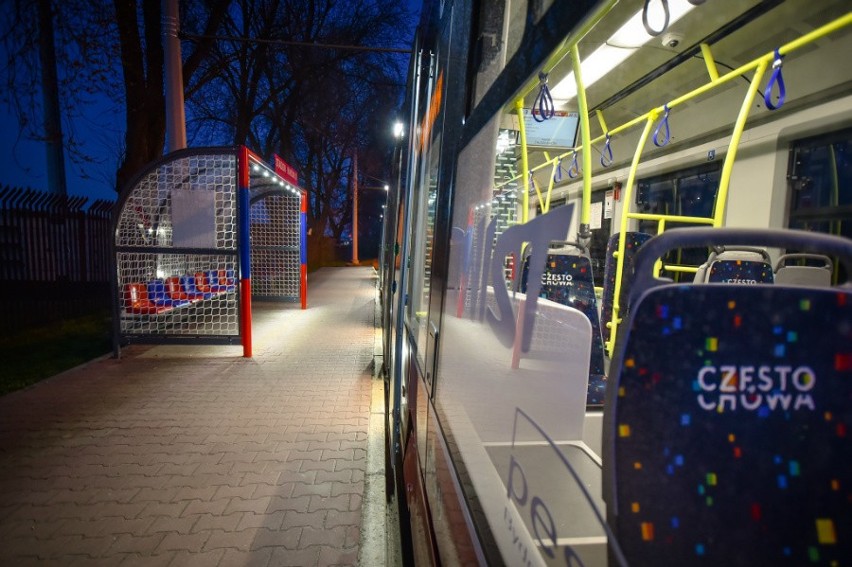 Wiaty autobusowe stylizowane na piłkarskie bramki przy...