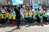 Happening na Placu Konrada Mańki w Lublińcu z okazji Światowego Dnia Świadomości Autyzmu. Rynek w niebieskich barwach ZDJĘCIA
