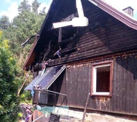 Wolkowe. Pożar drewnianego domu, 21.07.2021. Straty oszacowano na ponad 100 tys. zł. Zdjęcia