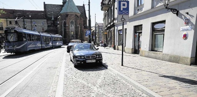 Dzięki nowym przepisom niepełnosprawni mają teraz łatwiej znaleźć wolne miejsce parkingowe.