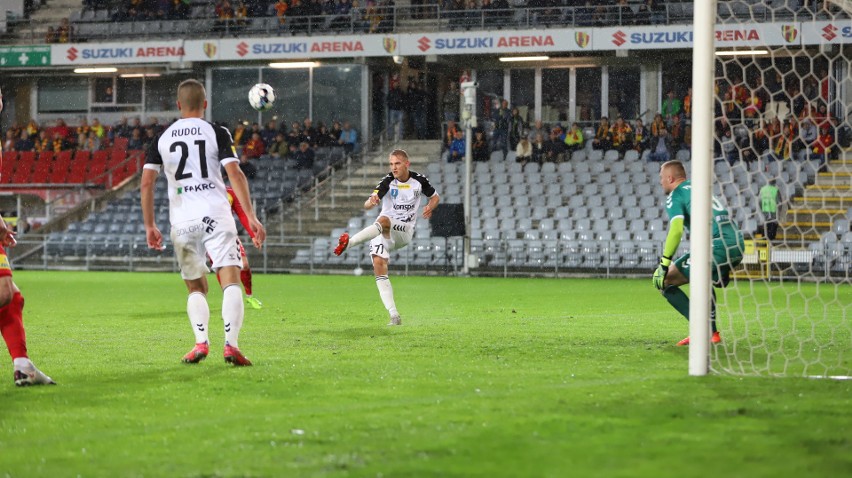 Fortuna 1 Liga. Korona przegrała z Sandecją Nowy Sącz 0:1. To pierwsza porażka kieleckiej drużyny w tym sezonie [ZDJĘCIA]