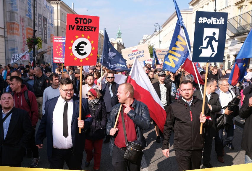 Warszawa: Marsz Wolności i Suwerenności 2021 pod hasłem ''Stop segregacji sanitarnej'' [ZDJĘCIA] Byli liderzy Konfederacji