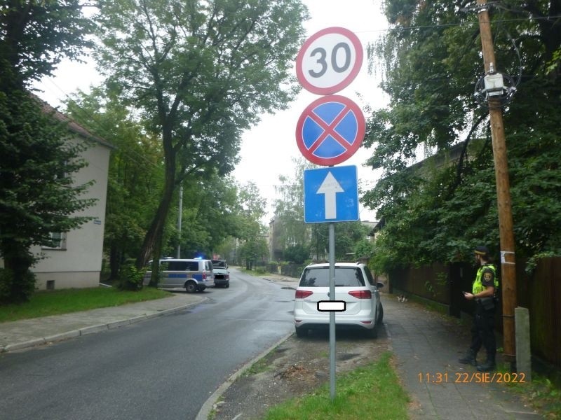 Niektórzy nie boją się mandatów. Co jednak zrobić by ich uniknąć? Zobaczcie zdjęcia jak parkują prawdziwi „miszczowie"z Katowic!