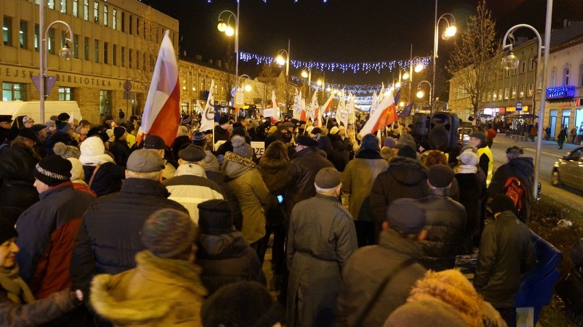 Demonstracja KOD w Częstochowie. "Demokracjo spoczywaj w...