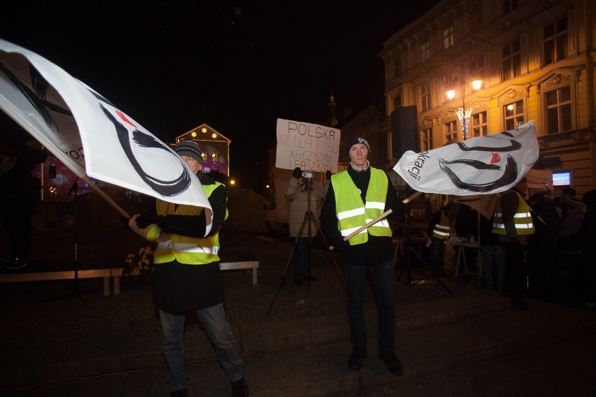 Protest zaczął się około godz. 17. Płyta Starego Rynku była...