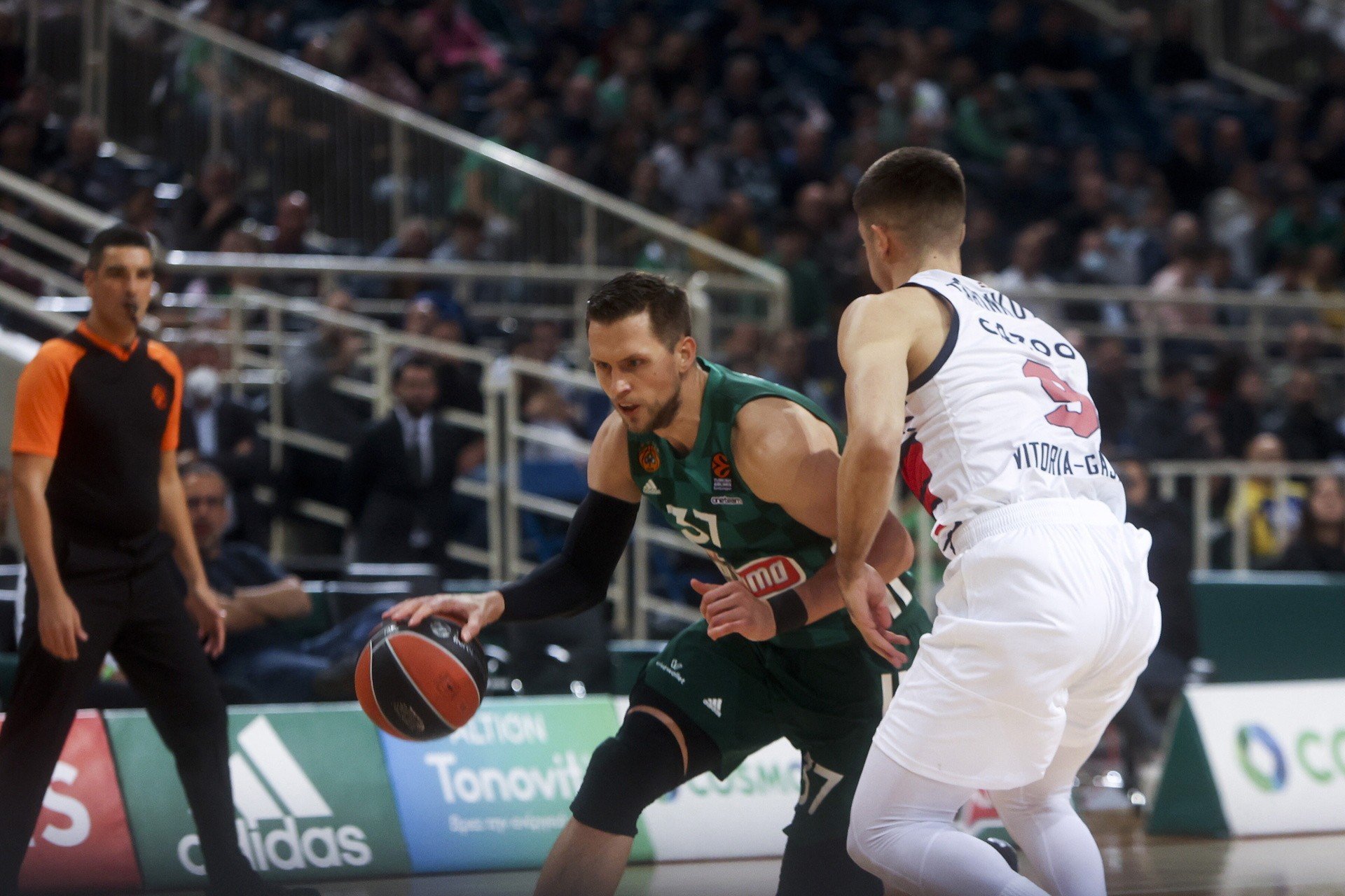 Euroliga koszykarzy. 15 punktów Ponitki, a jego Panathinaikos w końcu  wygrany | Portal i.pl