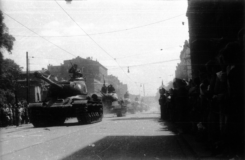 TAJEMNICE ŚLĄSKA: Jak licealistki z Katowic na drzwiach UB nalepiły ulotkę: Precz ze Stalinogrodem. 70 lat temu tak nazwano Katowice 