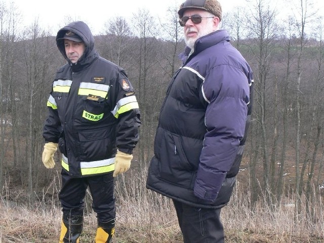 Strażacy we wtorek zakończyli akcję w Ostojowie. Teraz będą działać urzędnicy. Na zdjęciu komendant skarżyskich strażaków brygadier Sylwester Hamera z Ryszardem Sową, naczelnikiem wydziału ochrony środowiska w starostwie powiatowym.