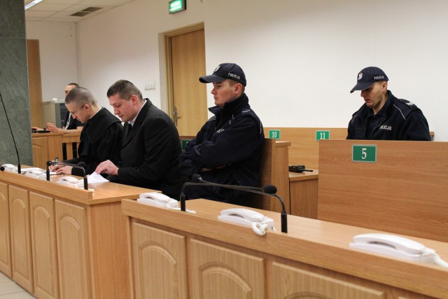 Oskarżony Marek Majcher (w środku)