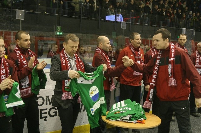 Piłkarze GKS-u Tychy zaprezentowali się na lodowisku