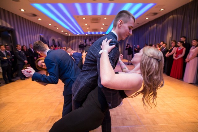 Zespół Szkół Gastronomicznych w Bydgoszczy w nocy z soboty na niedzielę (3-4 lutego 2018) zorganizował bal studniówkowy w Holiday Inn. Nasz fotoreporter był na miejscu.➤➤ Zapraszamy do obejrzenia zdjęć na następnych stronach.Zobacz również:Jurek Owsiak: Ludzie są z natury dobrzy [20m2 Łukasza]