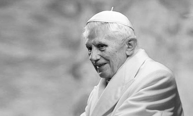Nie żyje papież senior Benedykty XVI. Na znak żałoby w Gnieźnie bił dzwon św. Wojciecha. Diecezja bydgoska zaprasza do wspólnej modlitwy za zmarłego papieża.