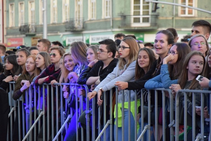 Częstochowa: Natalia Nykiel wystąpiła na dachu autobusu Red...