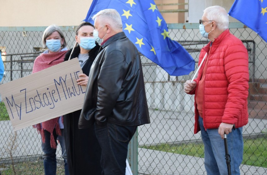 Ostrołęka. Protest pod siedzibą PiS. „My zostajeMY w UE!" także w Ostrołęce. 10.10.2021. Zdjęcia