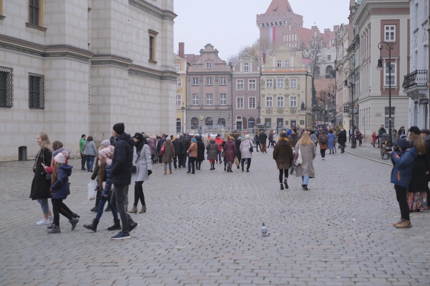 Po obchodach Święta Niepodległości i licznie uczęszczanych...