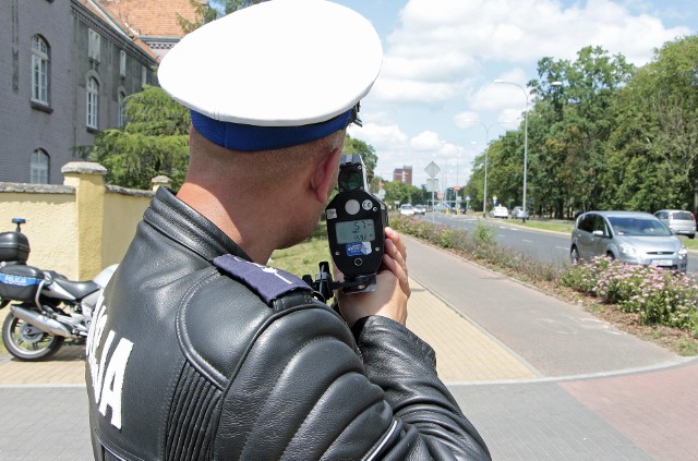 Policjanci apelują do kierowców o nie przekraczanie dopuszczalnych prędkości jazdy oraz o dostosowanie prędkości do warunków ruchu i własnych umiejętności.