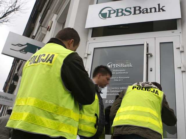 Napad na bank PBS w RzeszowieOkolo 13:30  przy ulicy 8 Marca  w Rzeszowie doszlo do napadu na bank PBS.