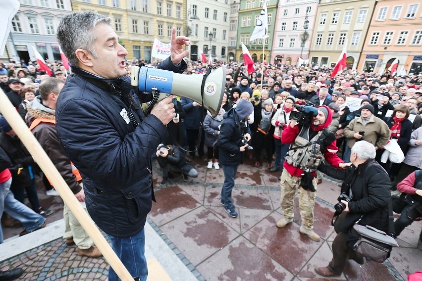 Wrocławianie w obronie demokracji. Ponad 2 tysiące osób na pl. Solnym