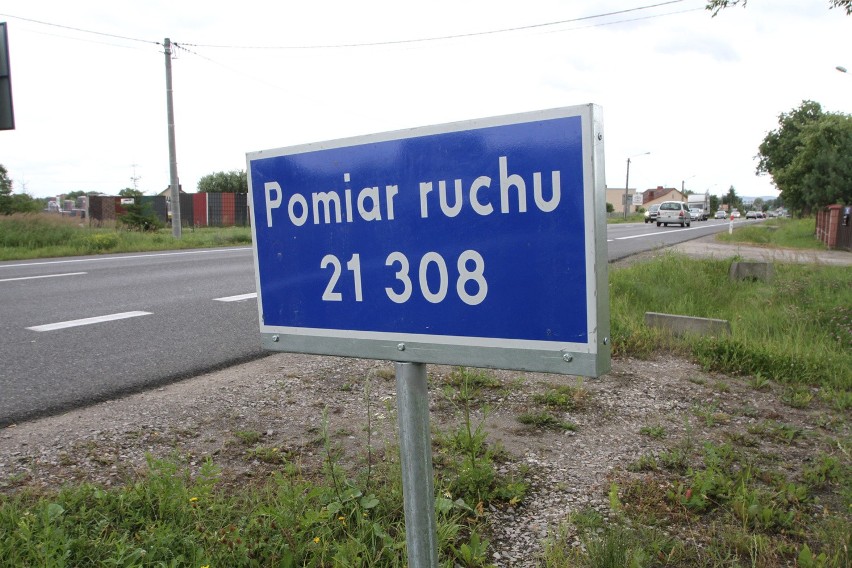 Pomiar ruchu na drodze krajowej numer 74.