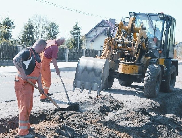 Robotnicy z firmy PA-BEX przygotowują teren, na którym powstanie chodnik (fot. Paweł Janczaruk)
