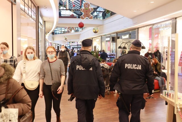 Tłumy kupujących można było spotkać podczas weekendu w łódzkiej Manufakturze. Pojawili się też policjanci sprawdzający czy klienci noszą maseczki ochronne.