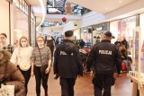 Patrole policji w galeriach handlowych w Łodzi. Trwa gorączka świątecznych zakupów. Powodem nowe limity i obostrzenia. 