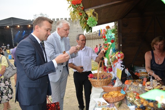 Jarosław Gowin oraz wójt Szydłowa Jan Klamczyński degustowali lokalne przysmaki na Święcie Śliwki.