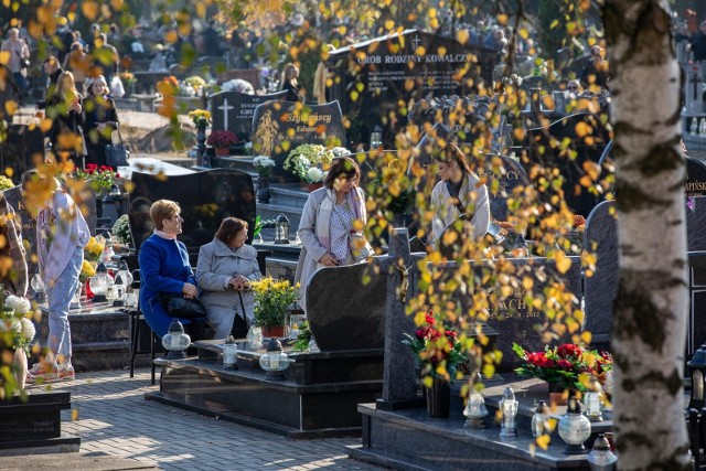 Wszystkich Świętych to czas, kiedy odwiedzamy groby naszych bliskich. W tym roku 1 listopada wypada we wtorek i jest to dzień wolny od pracy, dlatego wiele osób z pewnością rozłoży wizyty na cmentarzach na kilka dni. Sporo osób planuje wyjazd na Wszystkich Świętych. Jak informują eksperci IMGW, Wszystkich Świętych a także dni przed i po tym święcie będą trochę chłodniejsze od zeszłorocznych. Czy jest możliwe, że we Wszystkich Świętych spadnie śnieg? Sprawdźcie prognozę pogody na Wszystkich Świętych.Jaka będzie pogoda na Wszystkich Świętych i Dzień Zaduszny? IMGW podało prognozę pogody na 1 i 2 listopada. Zobaczcie, czy warto wyjąć ciepłe kurtki, płaszcze, futra i czapki. Szczegółowa prognoza pogody w naszej galerii - sprawdźcie >>>>>