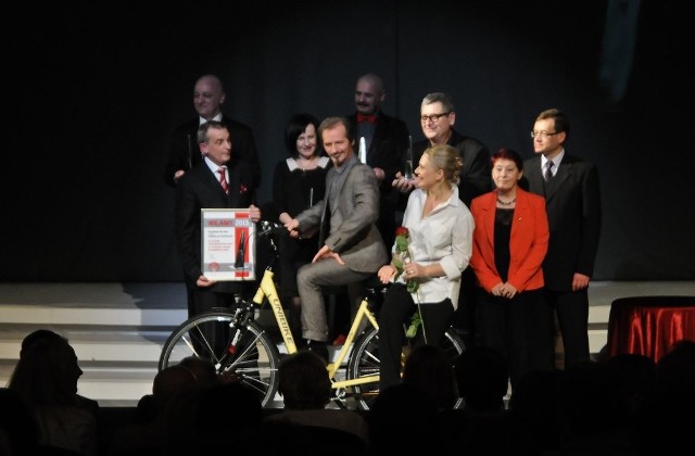 Podczas gali nie zabrakło ponadprogramowych wyróżnień. Aktorzy Agnieszka Wawrzkiewicz i Michał Marek Ubysz wyjechali z teatru... nowymi lśniącymi rowerami. "Aluminiowe Oscary&#8221; to tzw. nagroda jednego widza, którą ufundował Tadeusz Kwiatkowski (Salon Rowerowy Toruń). Wilamy przyznawane są od 14 lat. Statuetkę dla najpopularniejszego aktora wręczono po raz 13.